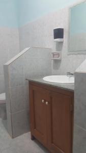 a bathroom with a sink and a mirror at Hotel Nueva Alianza in Frontera Corozal