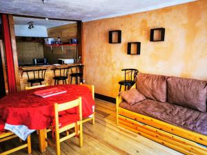 - un salon avec un canapé et une table dans l'établissement Loft avec coin montagne, à Briançon