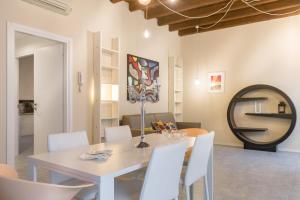 A seating area at APPARTAMENTO AL CASTELLO