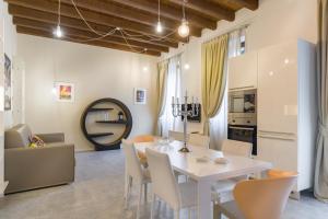 A kitchen or kitchenette at APPARTAMENTO AL CASTELLO