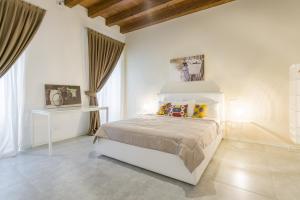 A bed or beds in a room at APPARTAMENTO AL CASTELLO