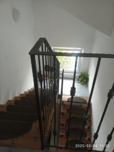 eine Treppe in einem Haus mit einem Glasgeländer in der Unterkunft Penzion Villa Marion in Marienbad