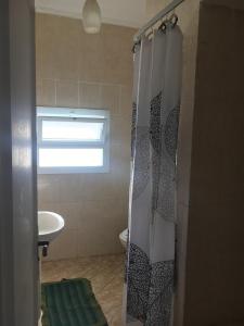 ein Badezimmer mit Dusche, Toilette und Waschbecken in der Unterkunft Luxury Villa Panorama Beach in El-Alamein + 56 Fotos