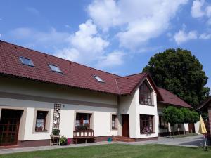 una casa con tetto rosso di Studio pro 2 osoby se samostatným vstupem a Kutná Hora