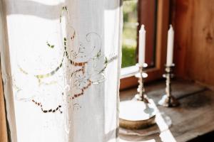 a window with two candlesticks and two candles at Zum Riesen Historic Refugium in Laces