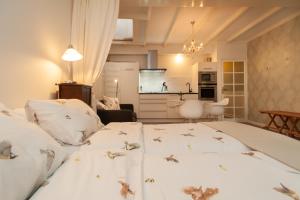 a bedroom with a large bed and a kitchen at CASASdeCASPER - Studio Alkmaar in Alkmaar
