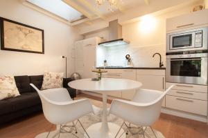 a kitchen and living room with a white table and chairs at CASASdeCASPER - Studio Alkmaar in Alkmaar