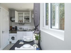 Dapur atau dapur kecil di StayZo - Crofton Park - Central London refurbished Studio