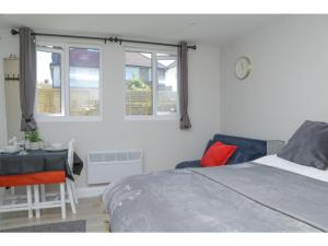 Katil atau katil-katil dalam bilik di StayZo - Crofton Park - Central London refurbished Studio