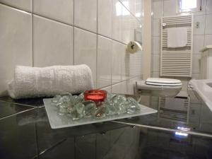 a bathroom with a glass table and a toilet at Appartement Ferienhaus Sonnenhain in Sollenau