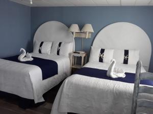 Un pat sau paturi într-o cameră la Ocean Manor 1100 Inn