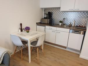 ラーティンゲンにある1 Zimmer Apartment Ratingen Ostの小さなキッチン(白いテーブル、椅子付)