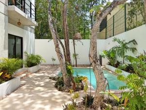 a courtyard with a swimming pool in a house at Mi Tulum in Tulum