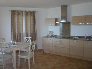 Köök või kööginurk majutusasutuses APPARTEMENT PIED DANS L EAU ET VUE MER MAGNIFIQUE