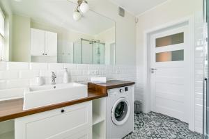 Kúpeľňa v ubytovaní Villa Allegra Apartamenty z ogrodem i salą zabaw ,darmowy parking i leżaki, 5minut do morza