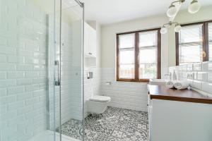 Kúpeľňa v ubytovaní Villa Allegra Apartamenty z ogrodem i salą zabaw ,darmowy parking i leżaki, 5minut do morza