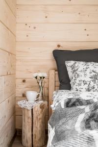 een slaapkamer met een bed en een houten muur bij Góralska Chata przy Dolinie Chochołowskiej in Witów