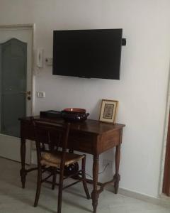 A television and/or entertainment centre at Sweet Home by Giò
