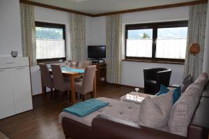 ein Wohnzimmer mit einem Sofa und einem Tisch in der Unterkunft Gästehaus Wildauer in Schlitters