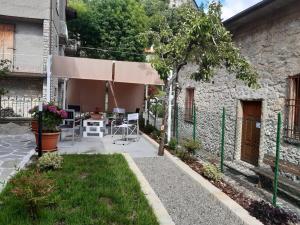 a courtyard with a table and chairs in a building at Casa Ortensia in Chiusi della Verna