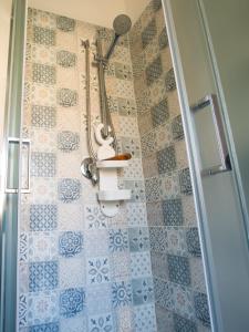 a bathroom with a shower with a tiled floor at Villino Fraginesi in Castellammare del Golfo