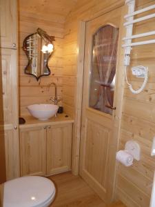 La salle de bains est pourvue de toilettes et d'un lavabo. dans l'établissement Roulotte du Soleil, à Eyragues
