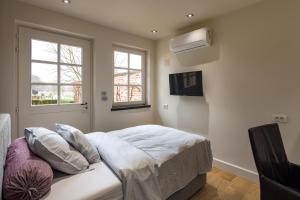 a bedroom with a bed and a air conditioner at B&B Rosselaer in Balen
