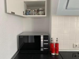 cocina con microondas y encimera en Infinity Two, en Waldbrunn