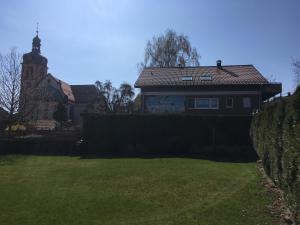 una casa detrás de una valla en un patio en Infinity Two, en Waldbrunn