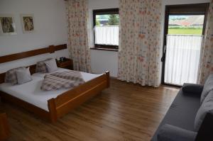 Letto o letti in una camera di Gästehaus Wildauer