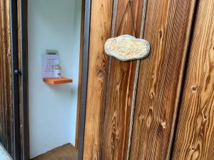 eine Holztür mit einem herzförmigen Schild darauf in der Unterkunft Il Ciliegio Selvatico in Verbania