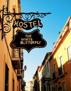 Ein Schild für den weißen Schmetterling auf einer Straße in der Unterkunft Hostel The White Butterfly in Lagos