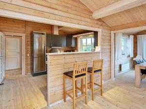Bøtø Byにある10 person holiday home in V ggerl seのキャビン内のキッチン(テーブル、椅子付)