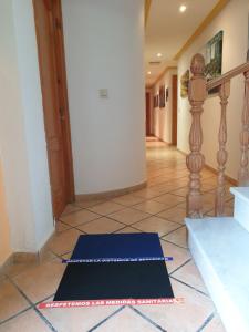 a hallway with two blue yoga mats on the floor at Pension los Verdiales in La Herradura