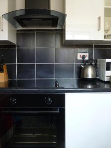 A kitchen or kitchenette at Cosy and Peaceful Maisonette with Terrace, Kidderminster