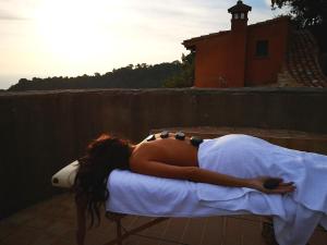 kobieta leżąca na łóżku na patio w obiekcie Due Esperienza Panoramica w mieście Lamezia Terme