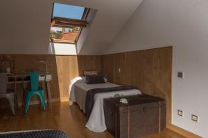 Un dormitorio con una cama y una mesa y una ventana. en Panorama Ático, en Ávila 46 fotos más