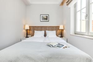 sypialnia z łóżkiem i książką na nim w obiekcie Happy Stay Sopot Monte Cassino 40 w mieście Sopot