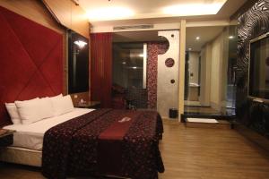 Postel nebo postele na pokoji v ubytování Romantic Code Art Motel