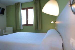 Postel nebo postele na pokoji v ubytování Hotel Las Catedrales