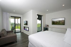 Gallery image of The Inn at Therapy Vineyards in Naramata