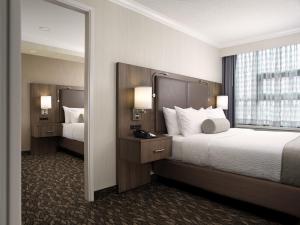 Säng eller sängar i ett rum på BEST WESTERN PLUS Carlton Plaza Hotel