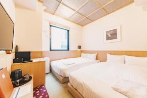 Tempat tidur dalam kamar di Kamon Hotel Namba