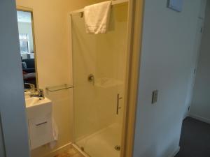 Ett badrum på Sahara Motels
