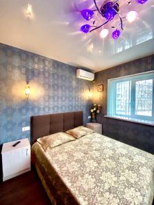 サラトフにある2-х комнатная квартира на Набережнойの紫色の天井のベッドルーム1室(ベッド1台付)