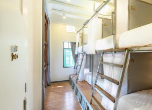 Двох'ярусне ліжко або двоярусні ліжка в номері REST IS MORE hostel