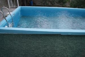 una piscina azul con agua en un patio en Hotel Sartepo, en Samarkand