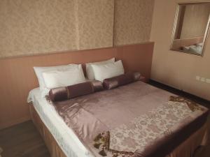 Cama ou camas em um quarto em Meral Hotel