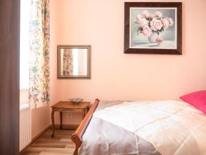 a bedroom with a bed and a vase of flowers on the wall at Apartamenty na Cichej 5 a3 in Kołobrzeg