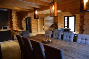 博尔沙Cabana Livada的配有木桌椅的餐厅